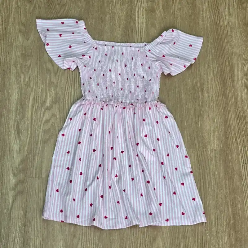 Vestido rosado de rayas con corazones