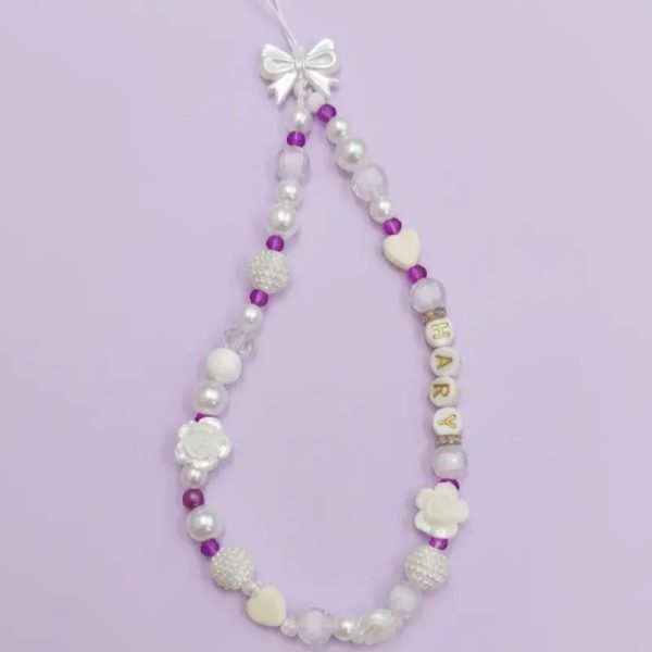 Colgante para celular en blanco y sharoski en morado.