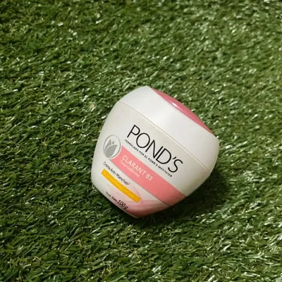Crema Ponds hidratante anti-manchas con protector solar 15spf.