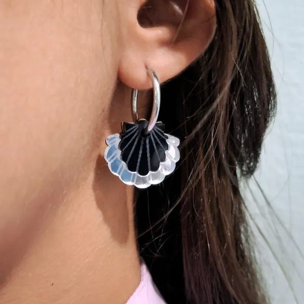 Argollas plateadas con conchas negras