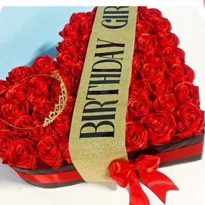 Caja de corazón con rosas eternas