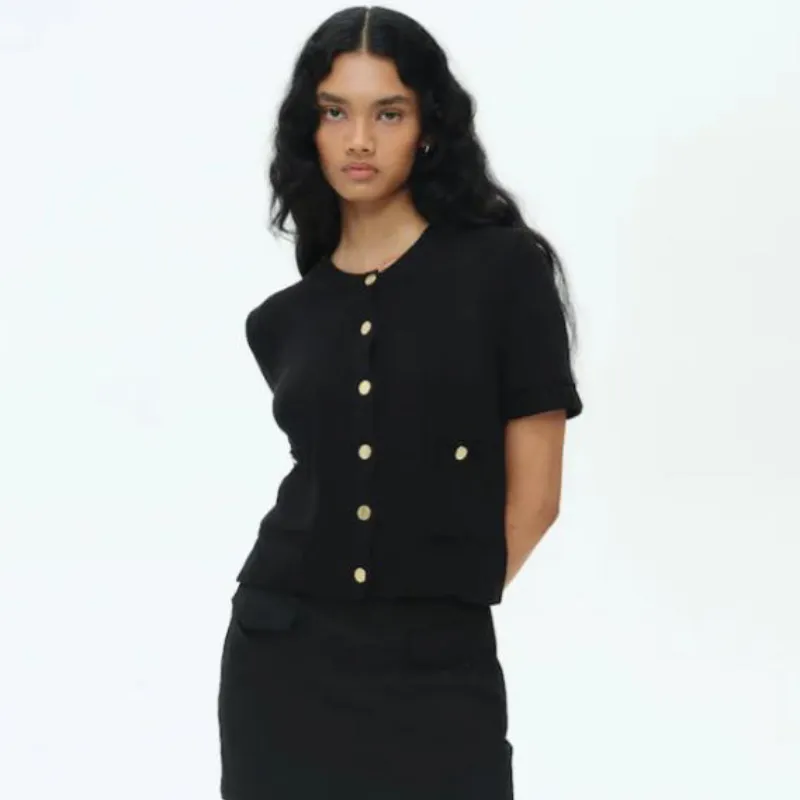 Blusa negra con botones dorados