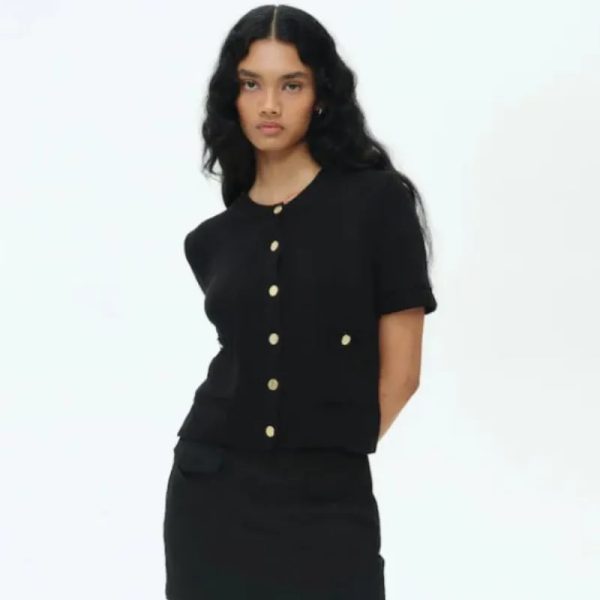 Blusa negra con botones dorados
