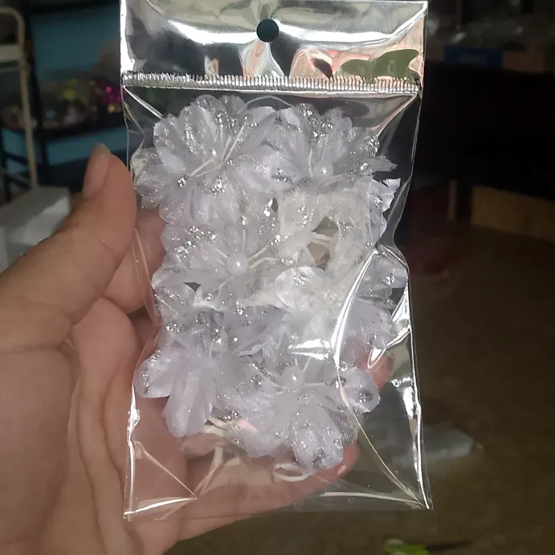 Estuche de 6 flores blancas con brillo plateado