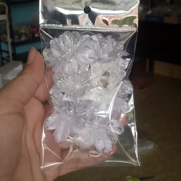 Estuche de 6 flores blancas con brillo plateado