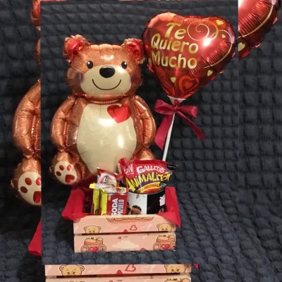 Caja con globo temático