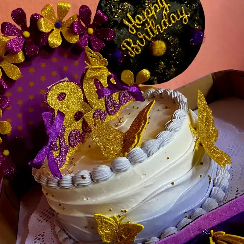 Panetela con bandeja decorada