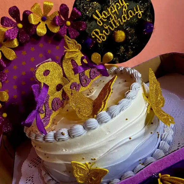 Panetela con bandeja decorada