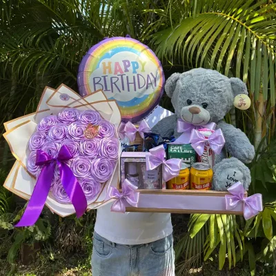 Caja decorada con peluche, café, confituras, set de colonia y crema y ramo de rosas eternas✨