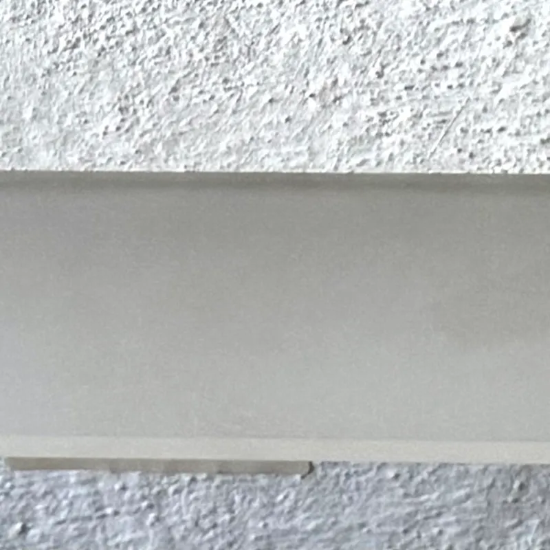 (35431) - Repisa de acrílico blanco y azul con soporte dorado y platiado