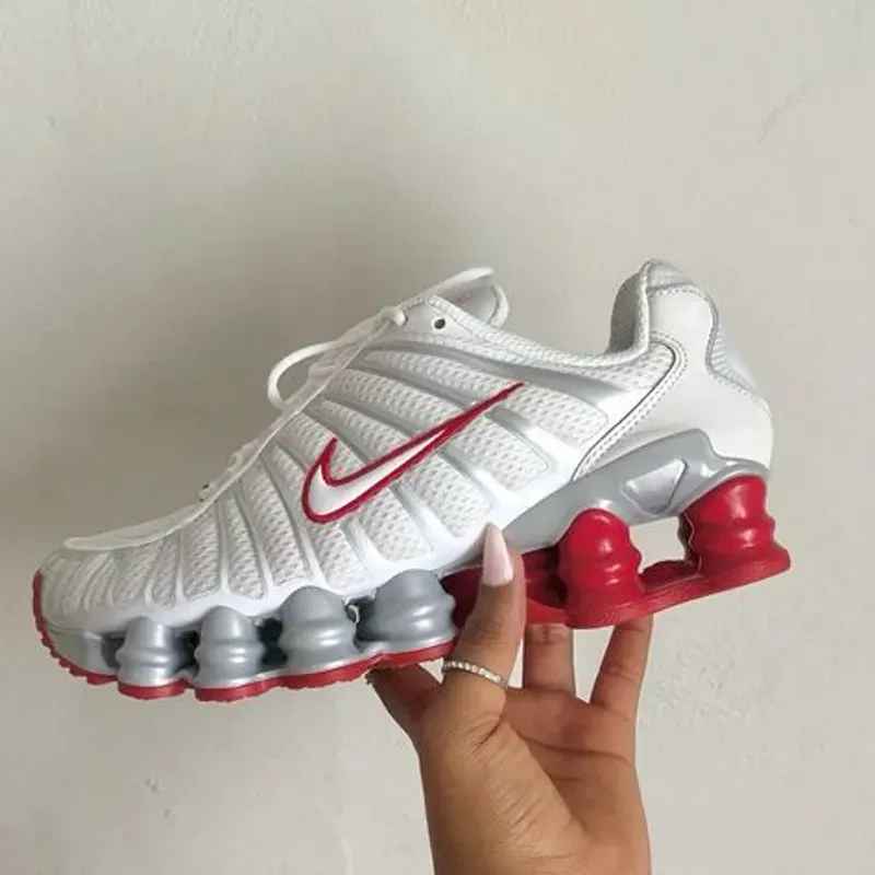 Nike de Muelles Blancas y Rojas