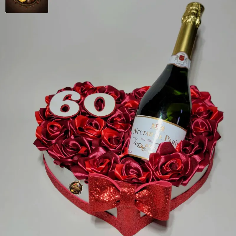 Cesta llena de rosas  + botella