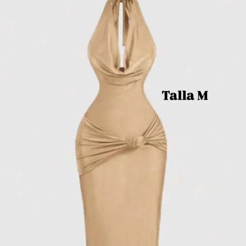 Vestido largo elegante con diseño de nudo