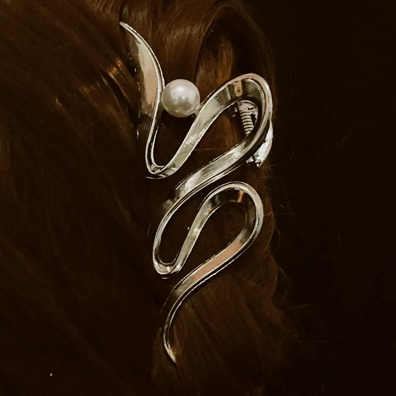 Pinza plateada con perla