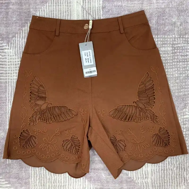 Short alto carmelita con detalles alante