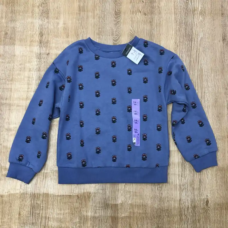 Abrigo azul con flores rojas