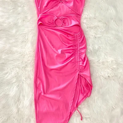 Vestido Rosa con Escote y Decorado de Argollas