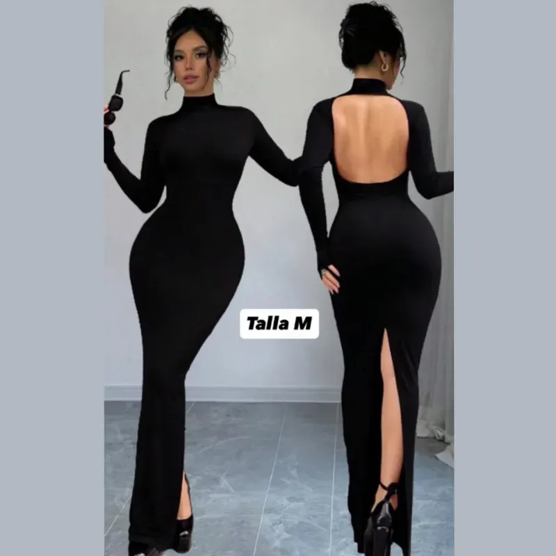 Vestido de mangas largas y cuello alto con abertura en la espalda