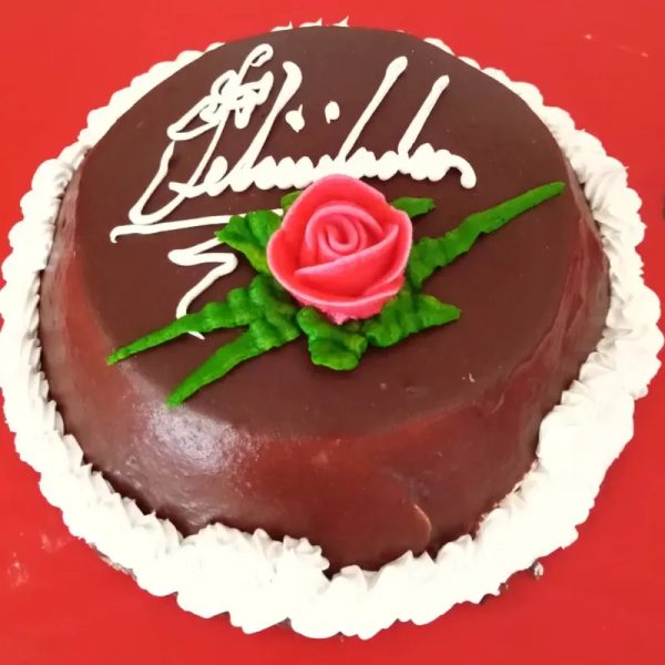 Cake de bombón con rellenos importados