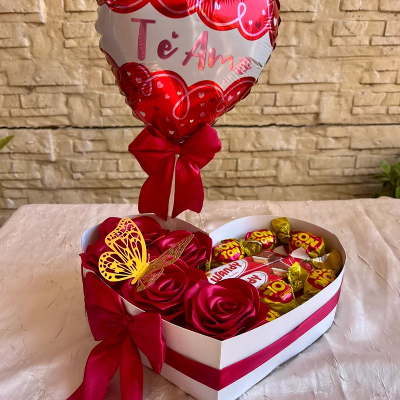 Caja corazón con globo temático y chocolates