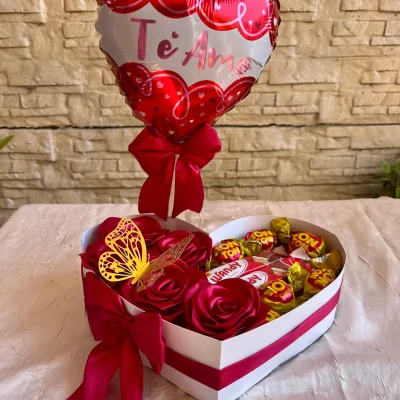 Caja corazón con globo temático y chocolates