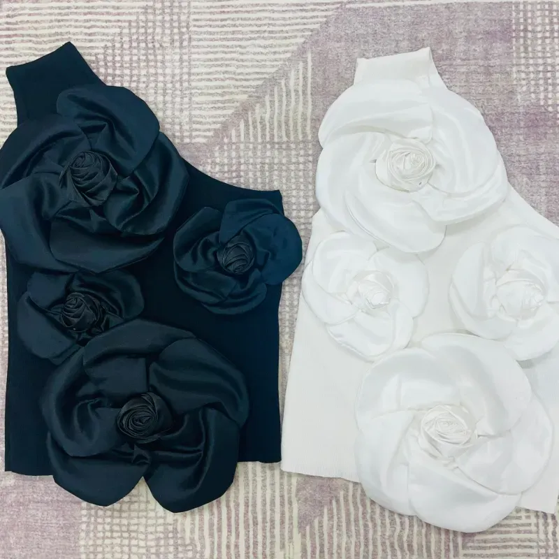 Blusa asimétrica de flores blanca y negra