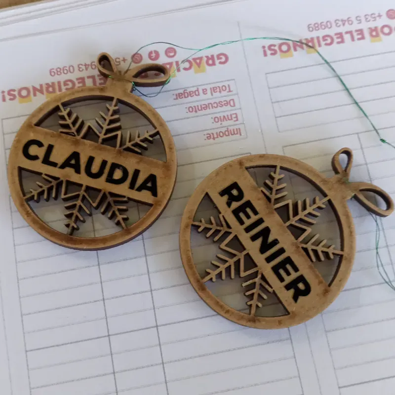 Bola navideña con nombre en vinilo