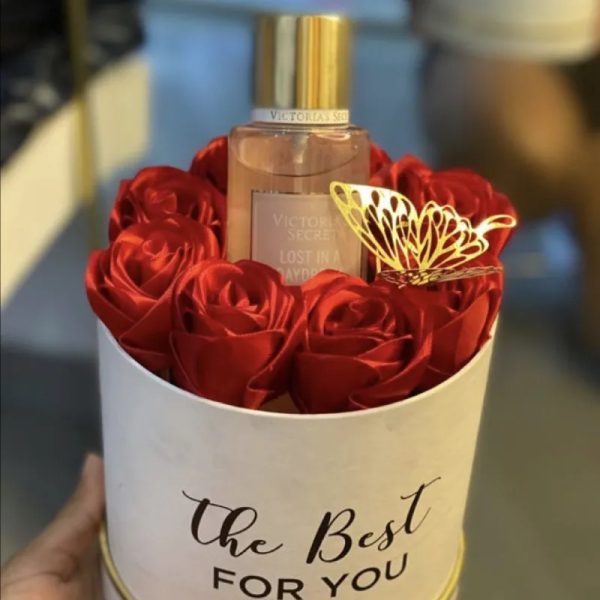 Cajita cilíndrica con colonia y 8 rosas