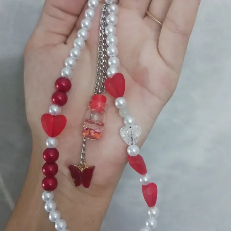 Colgantes con pomitos fluorescentes y mariposa 