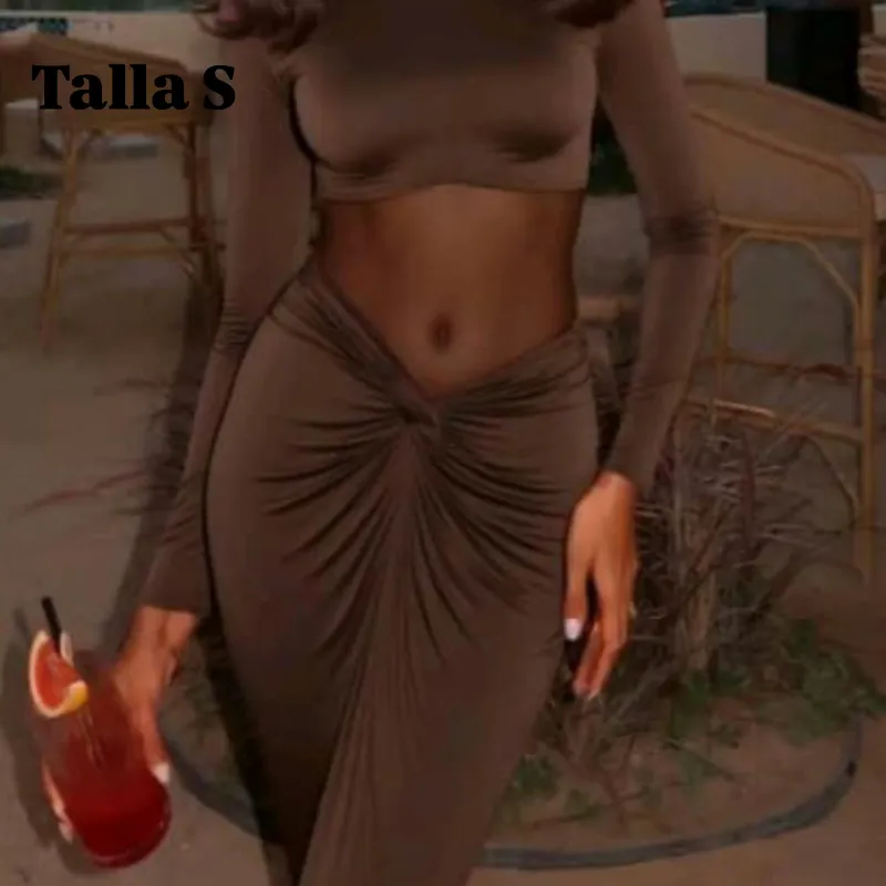 Vestido largo ajustado con diseño de encaje