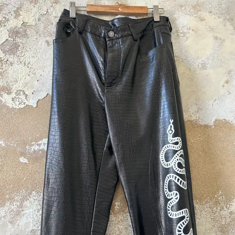 Pantalon vinyl con serpiente
