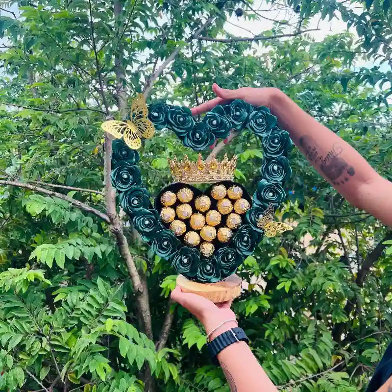 Corazón de flores y bombones