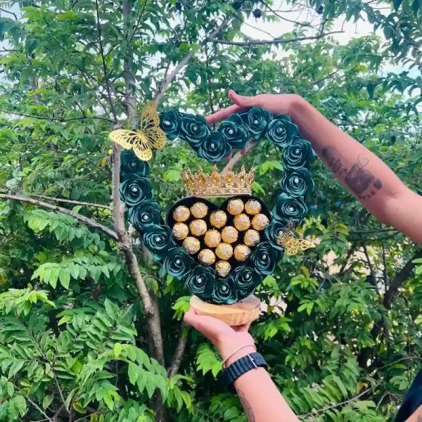 Corazón de flores y bombones