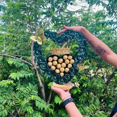 Corazón de flores y bombones