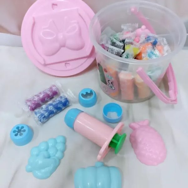 Cubo de plastilina con moldes