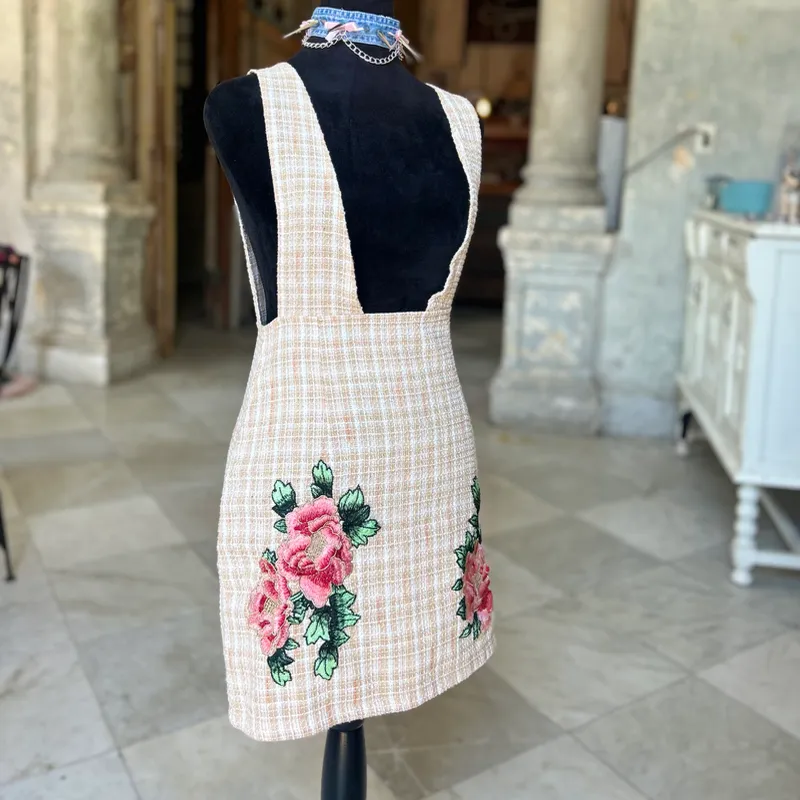 Overall saya con flores