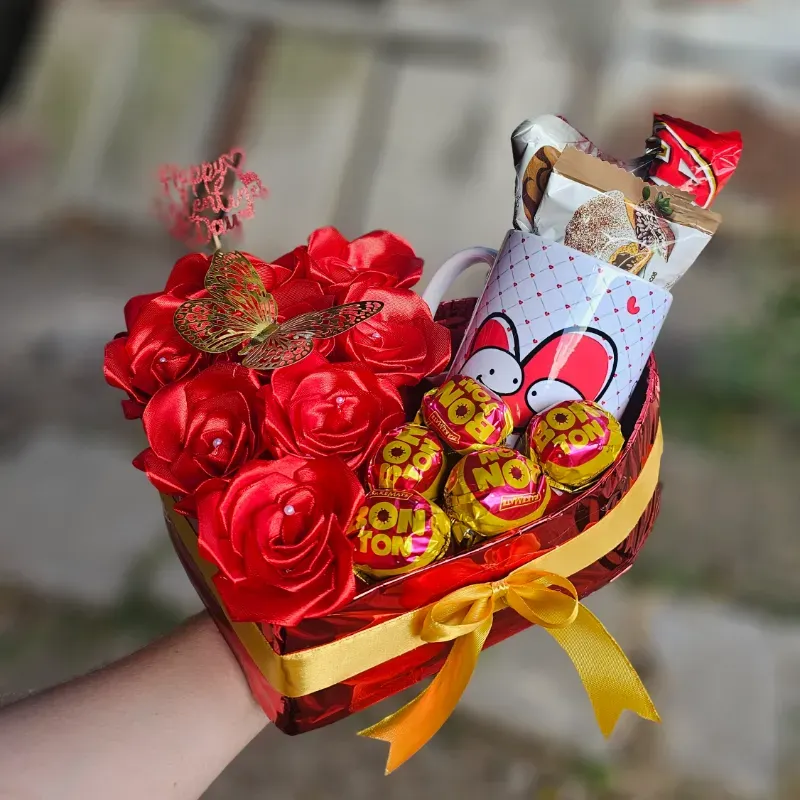 Caja con Rosas, Taza y bombones