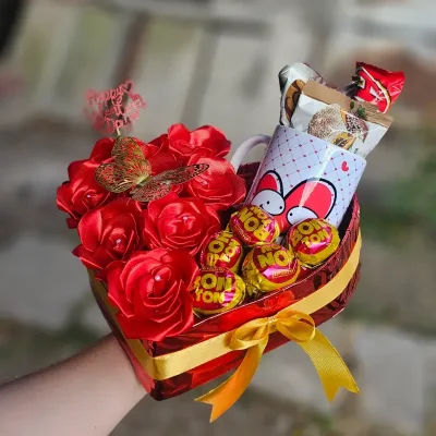 Caja con Rosas, Taza y bombones