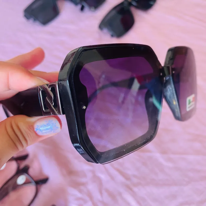 Gafas de sol con lentes oscuros y detalles en la armadura