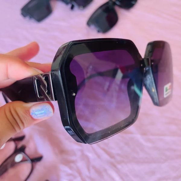 Gafas de sol con lentes oscuros y detalles en la armadura