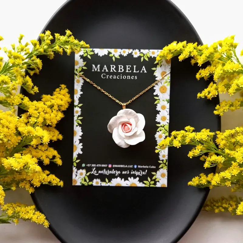 ✨Cadena de Rosa blanca con centro rosa✨