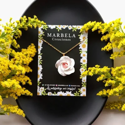 ✨Cadena de Rosa blanca con centro rosa✨