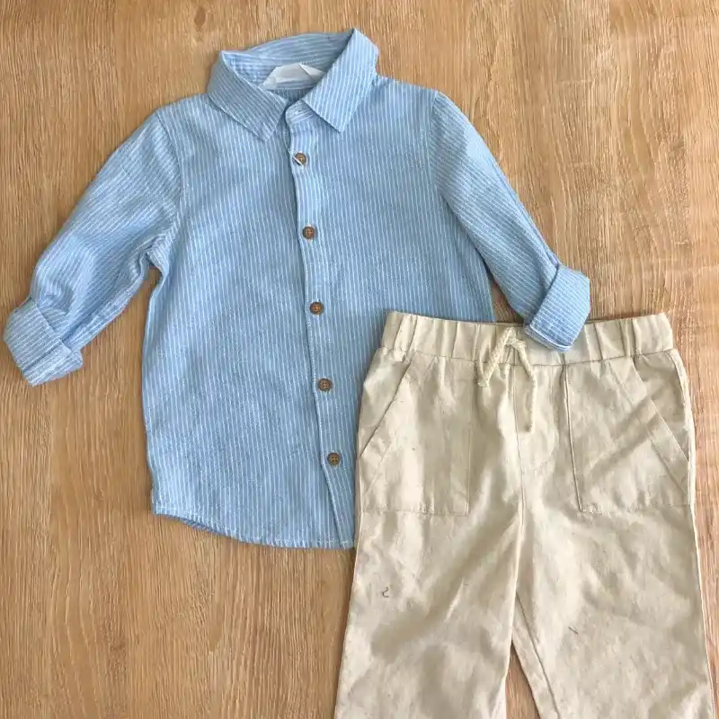 Conjunto de camisa y pantalón color azul y beige