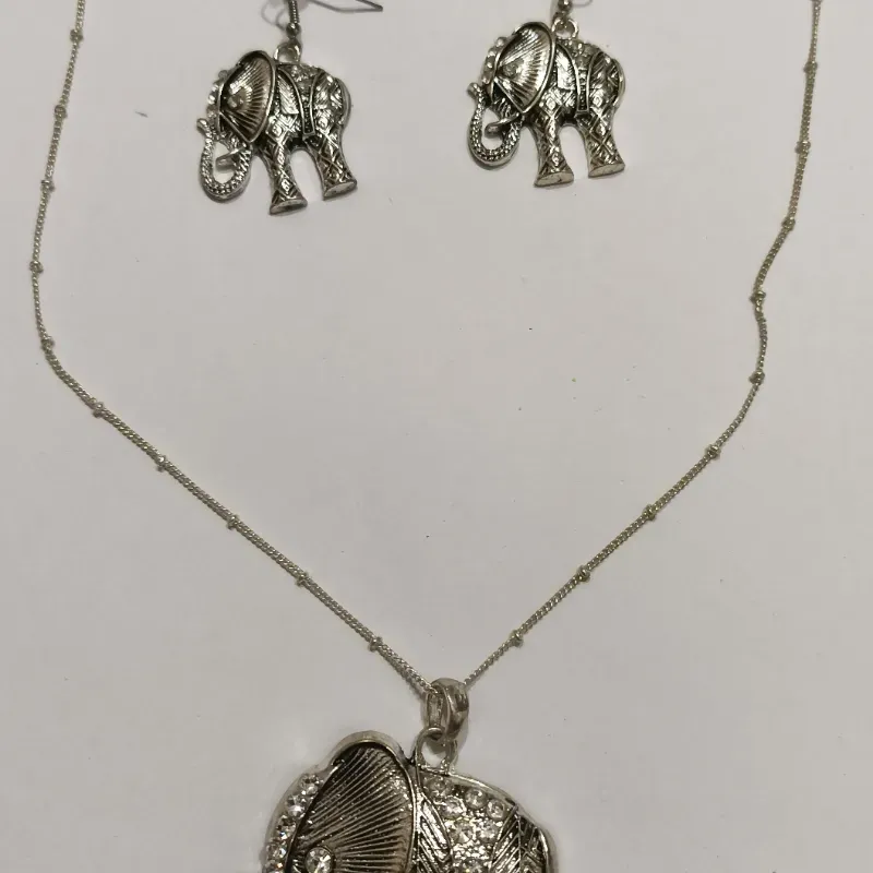 Colla y aretes de elefantes