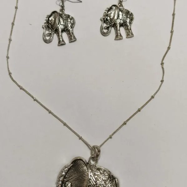 Colla y aretes de elefantes
