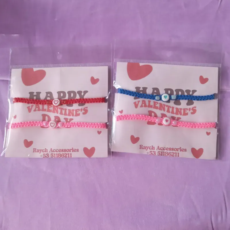 Pulseras tejidas con corazón rosado, azul y rojo