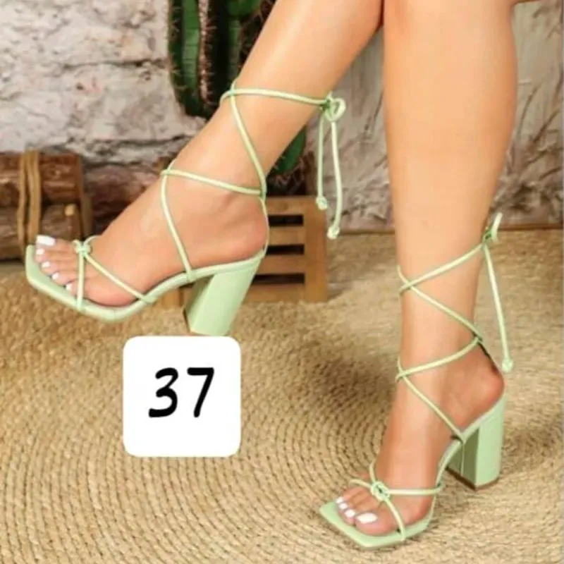 Zapatos de tacón con tiritas anudadas a la pierna