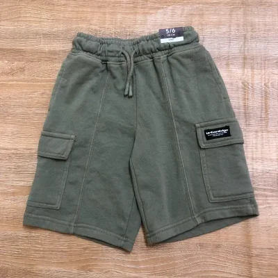 Short con bolsillos a los lados color verde