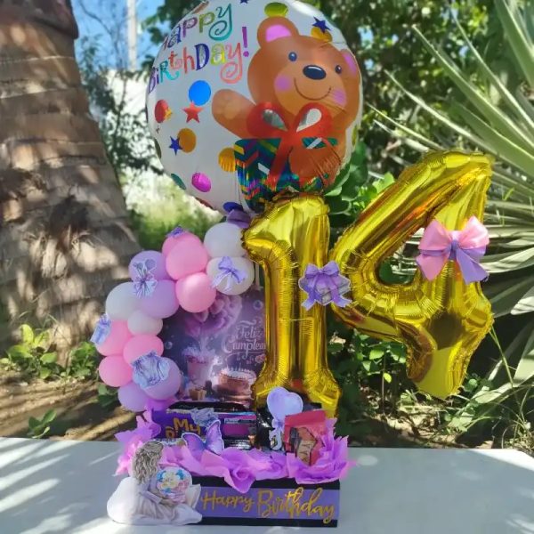 Caja con arco de globos y número