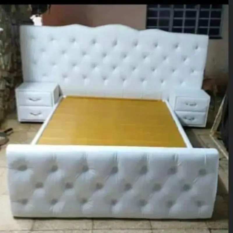 CAMA CON PIELERA Y MESITAS